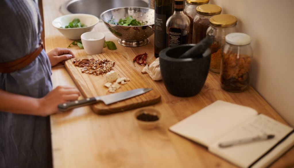 Eine wohlige Atmosphäre in der Küche: Kräuter und Nüsse auf einem schönen rustikalen Holzbrett